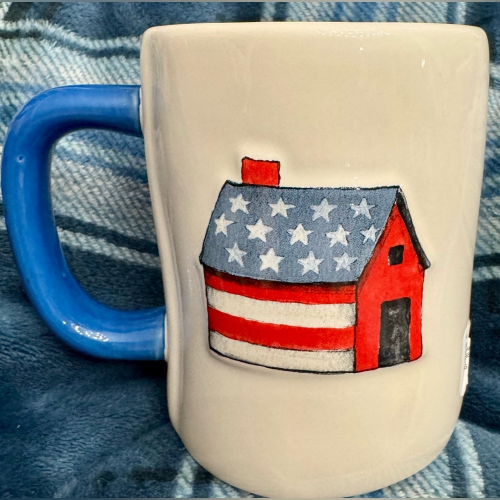RAE DUNN USA PATRIOTIC COFFEE MUG  “AMERICA” w/STARS & STRIPES BARN/LOG CABIN